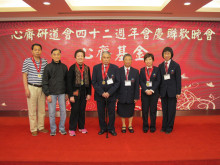 致送紀念品給支持心齋之熱心人士。