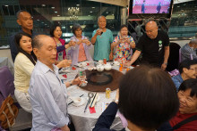 心齋仝人向來賓敬酒熱鬧情況