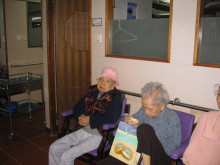 長者吃蛋糕吃得津津有味。