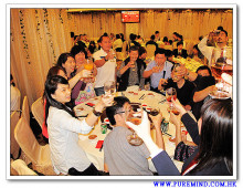 心齋仝人向每席來賓敬酒的熱鬧情況。