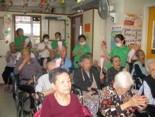 服務人員為長者獻唱粵曲及時代金曲。