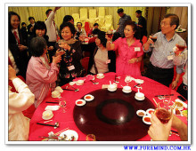 心齋仝人向每席來賓敬酒的熱鬧情況。