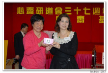 萬眾期待的抽獎環節開始，各幸運兒歡天喜地上台領取獎品。