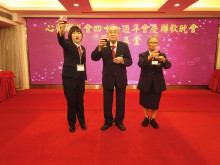 會長聯同心齋主要負責人上台向來賓祝酒