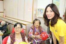 長者玩傳遞汽球遊戲時攝。