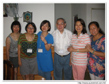 心齋李一覺會長與服務人員合照。