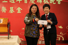 萬眾期待的抽獎環節開始，各幸運兒歡天喜地上台領取獎品。