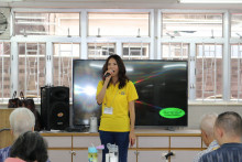 服務人員為長者獻唱粵曲及時代金曲。