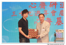 幸運兒歡天喜地上台領取獎品時攝。