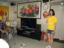 服務人員為長者獻唱粵曲及時代金曲。