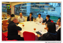 會長與眾貴賓談道。