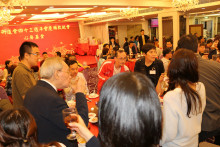 心齋仝人向來賓敬酒的熱鬧情況。