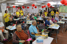 服務人員為長者獻唱時代金曲