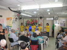 服務人員為長者示範健體操。