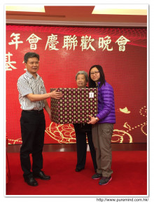 萬眾期待的抽獎環節開始，各幸運兒歡天喜地上台領取獎品。