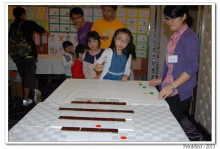 小朋友玩兒童遊戲時攝。