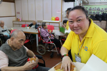 長者品嚐美味蛋糕時留影。