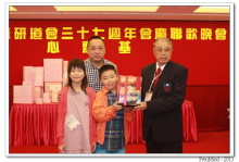 成功投得聖品者逐一上台接受聖品。