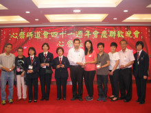 致送紀念品給支持心齋之熱心人士。