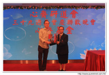 投得聖品之熱心人士上台接受聖品時攝。