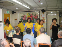 服務人員派發禮物包。