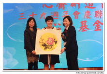 心齋基金國內負責人馮杏玲小姐頒投得藝術品之熱心人士。