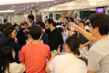 心齋仝人向來賓敬酒的熱鬧情況