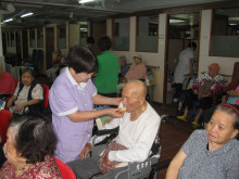 長者吃蛋糕吃得津津有味。