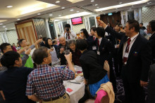 心齋仝人向每席來賓敬酒的熱鬧情況。