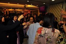 心齋仝人向來賓敬酒的熱鬧情況。