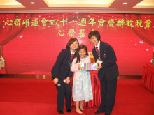 萬眾期待的抽獎環節開始，各幸運兒歡天喜地上台領取獎品。