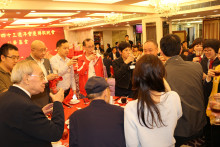 心齋仝人向來賓敬酒的熱鬧情況。