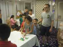 小朋友玩兒童遊戲時攝。