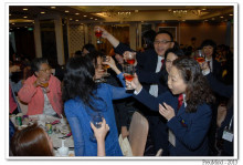 心齋仝人向每席來賓敬酒的熱鬧情況。