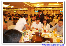 司儀逐一介紹聖品並宣佈競投開始，來賓熱烈競價。