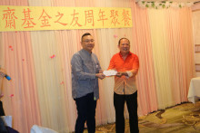 抽獎環節開始，由各嘉賓主持抽獎，各幸運兒歡天喜地領取獎品。