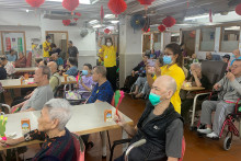 服務人員為長者獻唱時代金曲