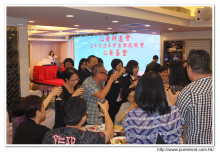 心齋服務仝人向來賓敬酒之熱鬧情況。