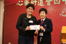 萬眾期待的抽獎環節開始，各幸運兒歡天喜地上台領取獎品。