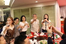 心齋仝人向來賓敬酒熱鬧情況