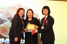 成功投得聖品者逐一上台接受聖品。