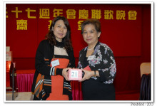 萬眾期待的抽獎環節開始，各幸運兒歡天喜地上台領取獎品。