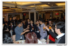 心齋仝人向每席來賓敬酒的熱鬧情況。