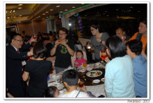 心齋仝人向每席來賓敬酒的熱鬧情況。