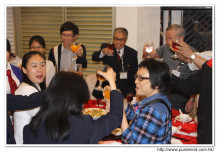 心齋服務仝人向來賓敬酒之熱鬧情況。