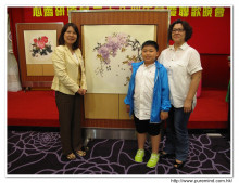 心齋基金國內負責人馮杏玲小姐頒發由中國名畫家徐良先生繪贈之花鳥畫四幅予成功競投者。