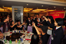 心齋仝人向來賓敬酒的熱鬧情況。