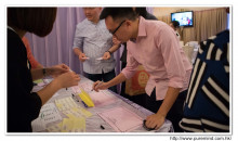 來賓簽名留念。