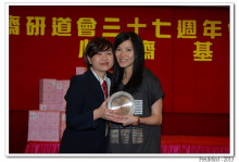 心齋基金總幹事梅婉蓉頒發紀念品予熱心人士。