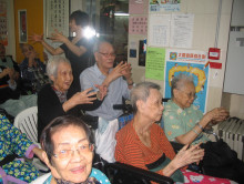 服務人員為長者示範健體操。